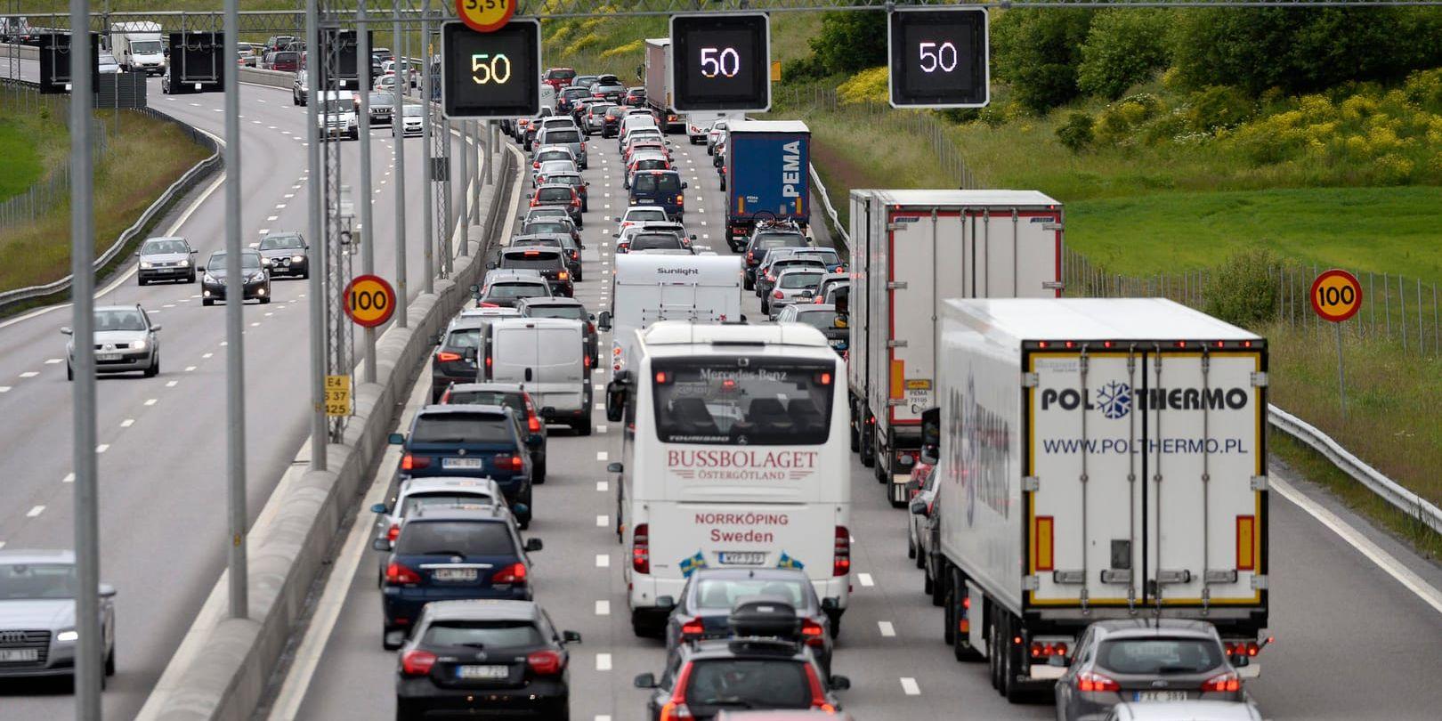Dagen före midsommarafton väntas tät trafik ut från Sveriges stora städer. Arkivbild.