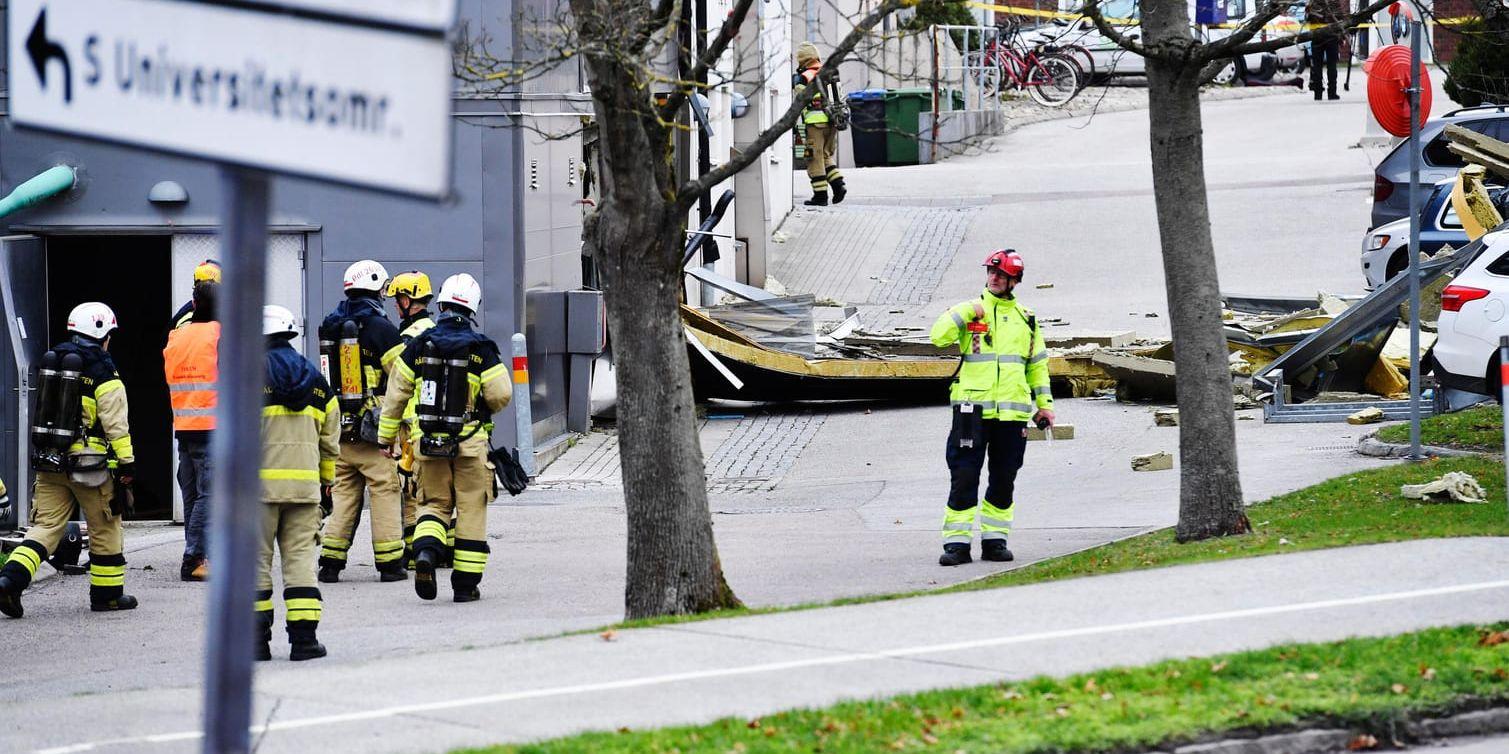 Räddningspersonal och brandmän på plats vid Fysicum i Lund efter en explosion i ett kompressorrum.