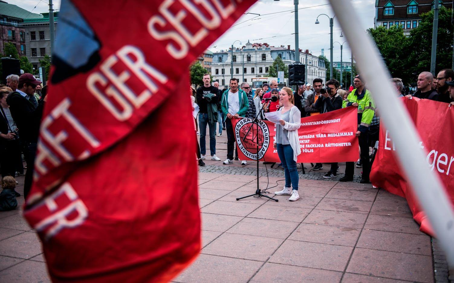 Igår, torsdag, hölls en stödmanifestation för hamnarbetarna som varslats om uppsägning. Bild: Oliver Lindkvist