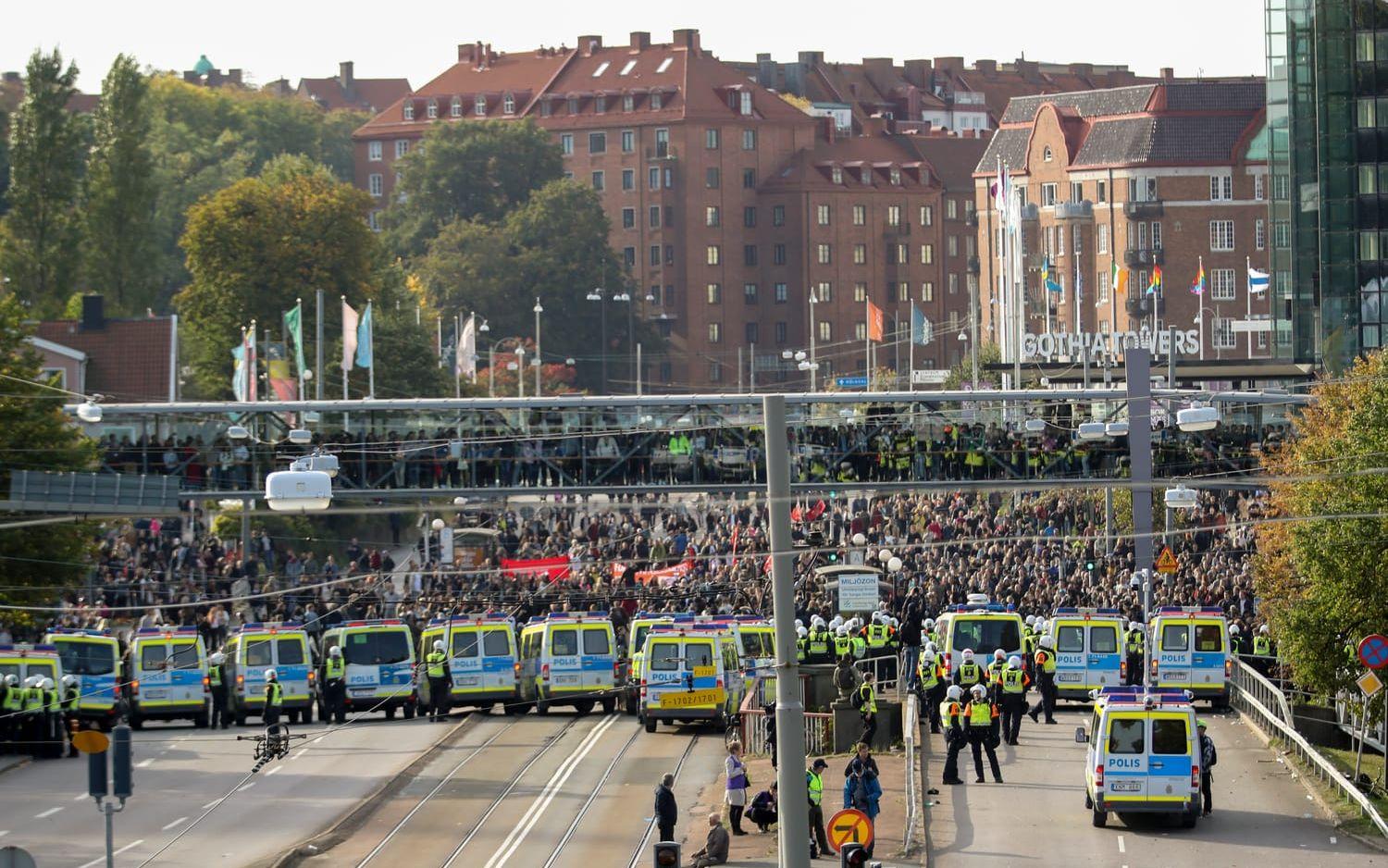 GÖTEBORG 20170930 Polis stoppar motdemonstranter vid Nordiska motståndsrörelsens (NMR) demonstration på lördagen.Foto Björn Larsson Rosvall / TT kod 9200
