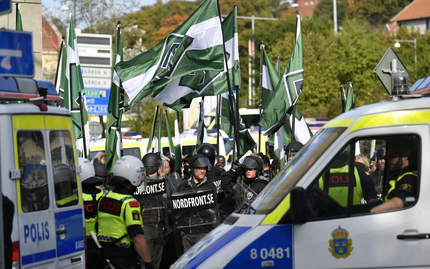 GÖTEBORG 20170930 Nordiska motståndsrörelsens (NMR) demonstration på lördagen. Sten Sturegatan, Heden.Foto Björn Larsson Rosvall / TT kod 9200