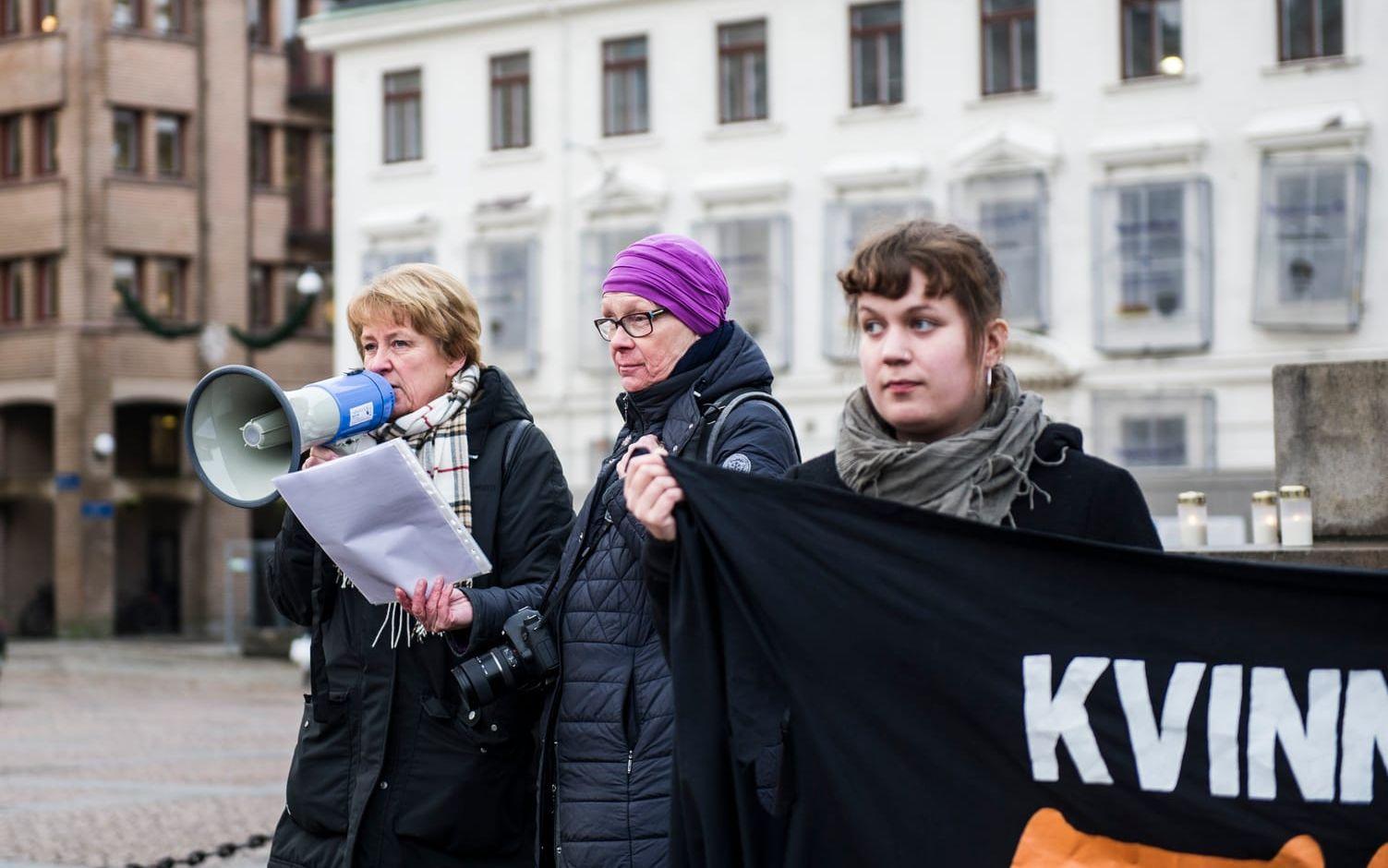 Anna -Lena Mellqvist från Roks höll tal under ljusmanifestationen, och säger att 56 procent av alla kvinnor blivit utsatta för sexuella trakasserier. 34 procent har utsatts för sexuellt våld.