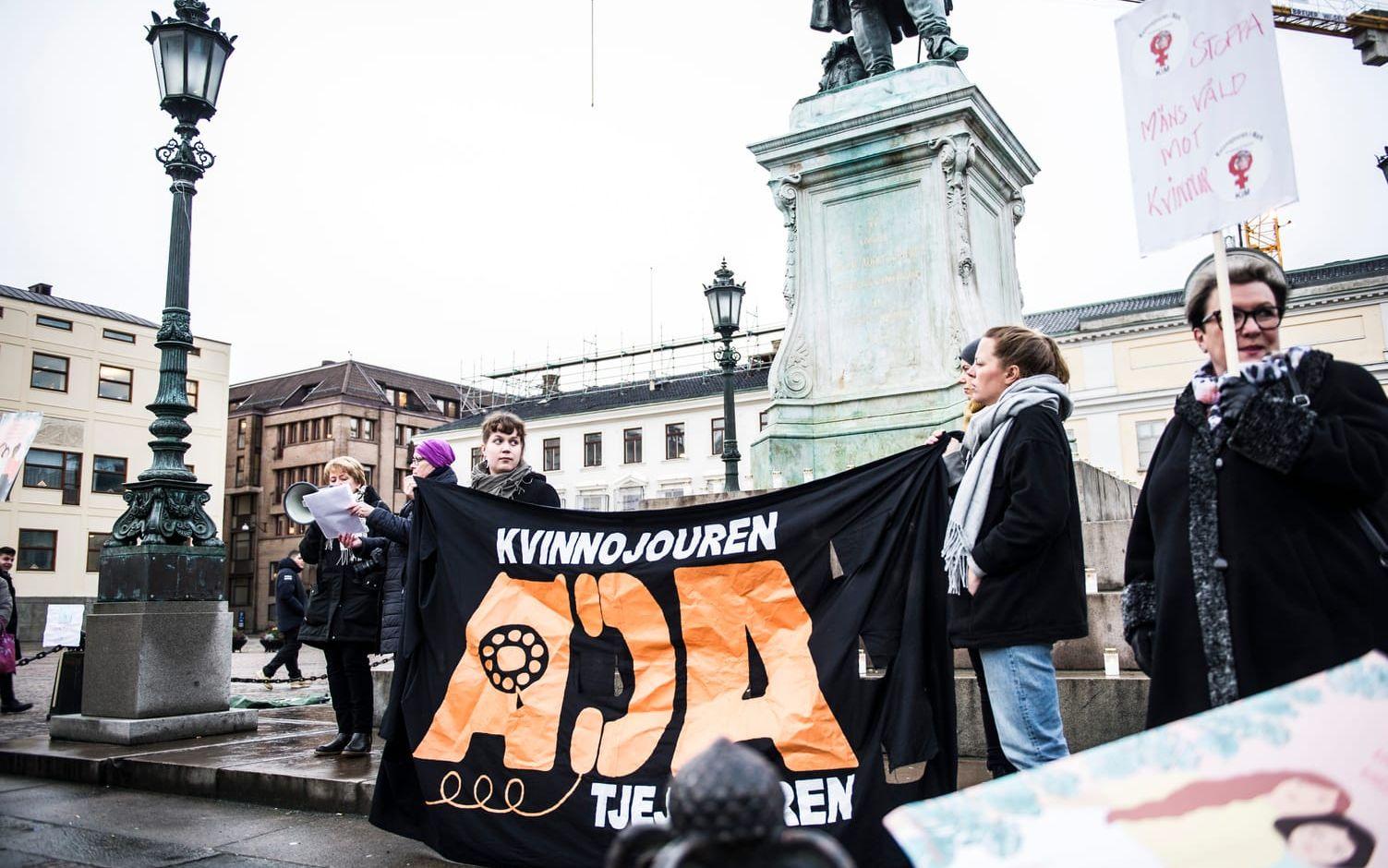 Riksorganisationen för kvinnojourer och tjejjourer i Sverige, höll en nationell ljusmanifestation över hela landet. 
