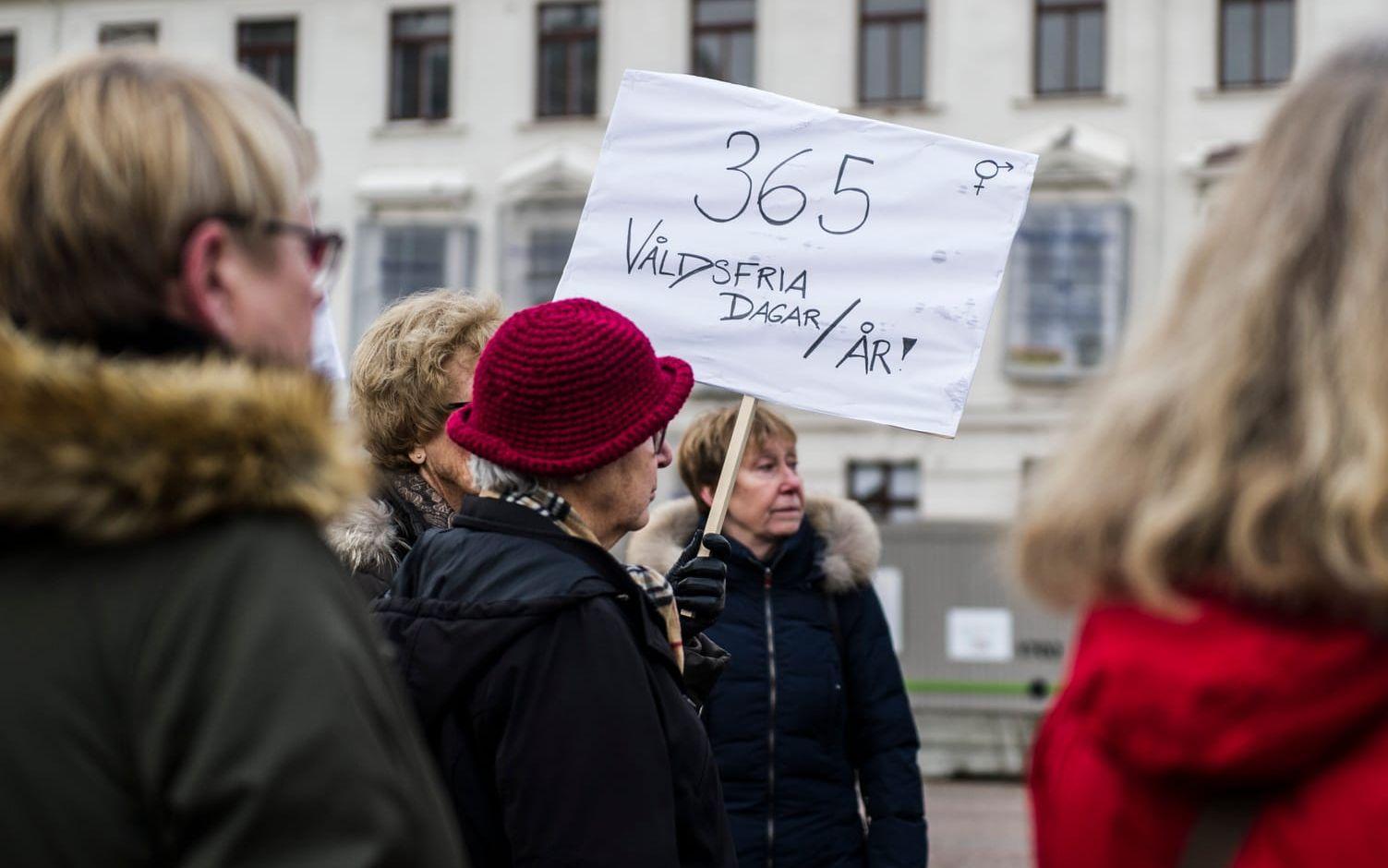 På Gustaf Adolfs torg i Göteborg samlades ett 40-tal kvinnor i manifestationen.