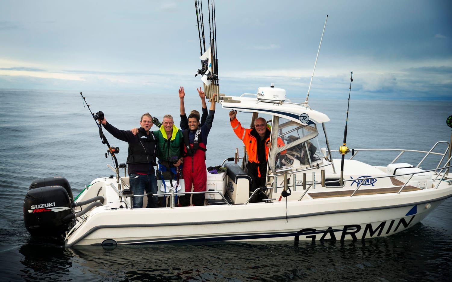 Glada fiskare och forskare efter märkt tonfisk. Foto: Anders Ylander