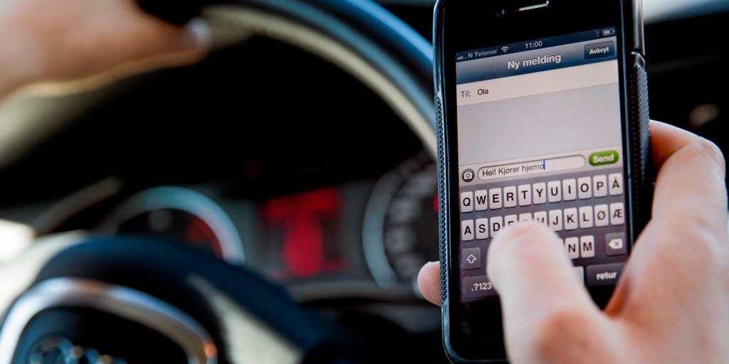En omfattande studie visar att många olyckor i trafiken beror på att föraren läser eller skickar sms.