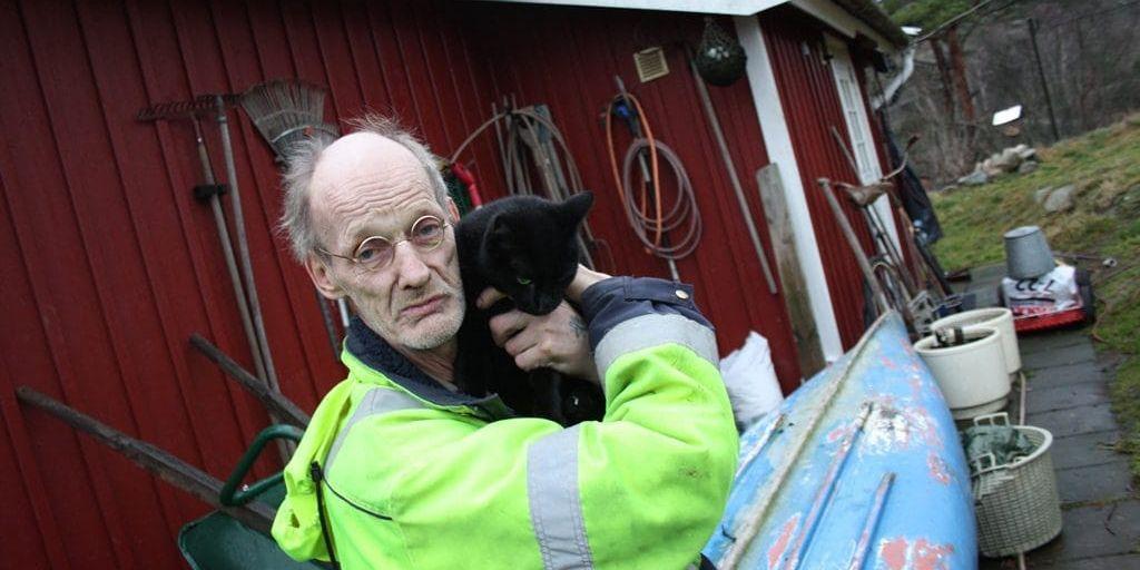 Knut Torsson har bott bakom Kungälvs sjukhus i tolv år. Nu ska det svampangripna torpet rivas och han befarar att han kommer att börja med narkotika igen om han tvingas bo med andra missbrukare.