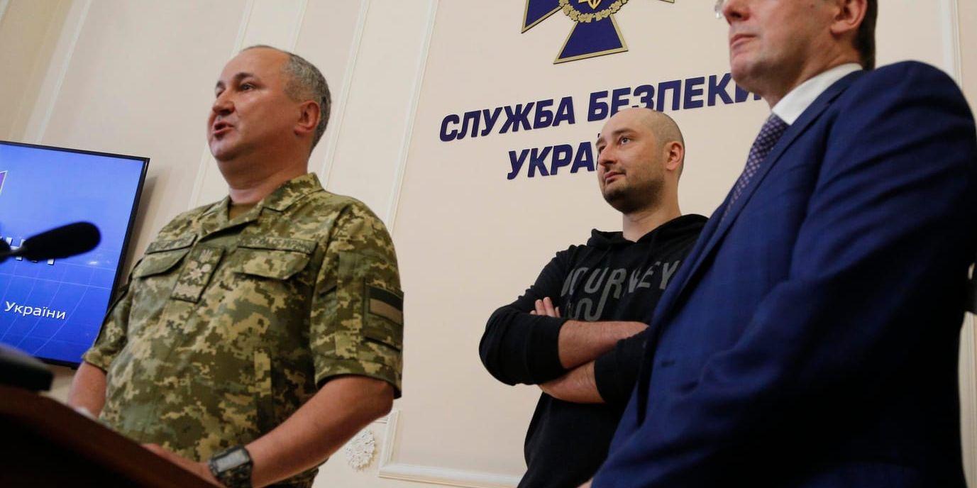 Arkadij Babtjenko (mitten) på presskonferensen den 30 maj där han visade sig vara vid liv. Till vänster Vasilyj Gritsak, chef för säkerhetstjänsten SBU, samt riksåklagaren Jurij Lutsenko. Arkivbild.