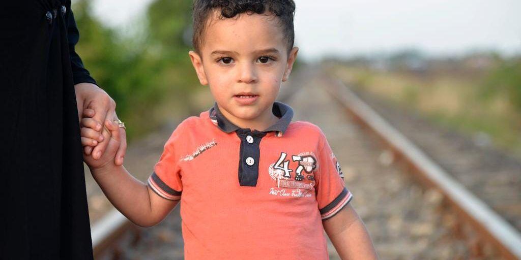 Tvååriga Anas är på flykt från krigets Syrien med sin mamma och pappa. Här går han på tågspåren vid gränsen mellan Serbien och EU-landet Ungern.