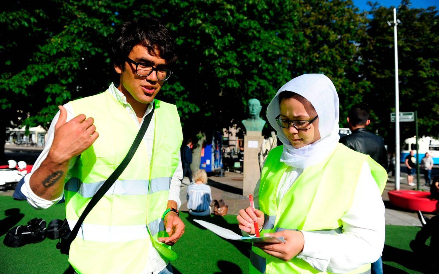 VILL STOPPA UTVISNINGARNA. Hamid Saadat och Zahra Samadi är talespersoner för manifestationen på Järntorget. Bild: Anna Svanberg