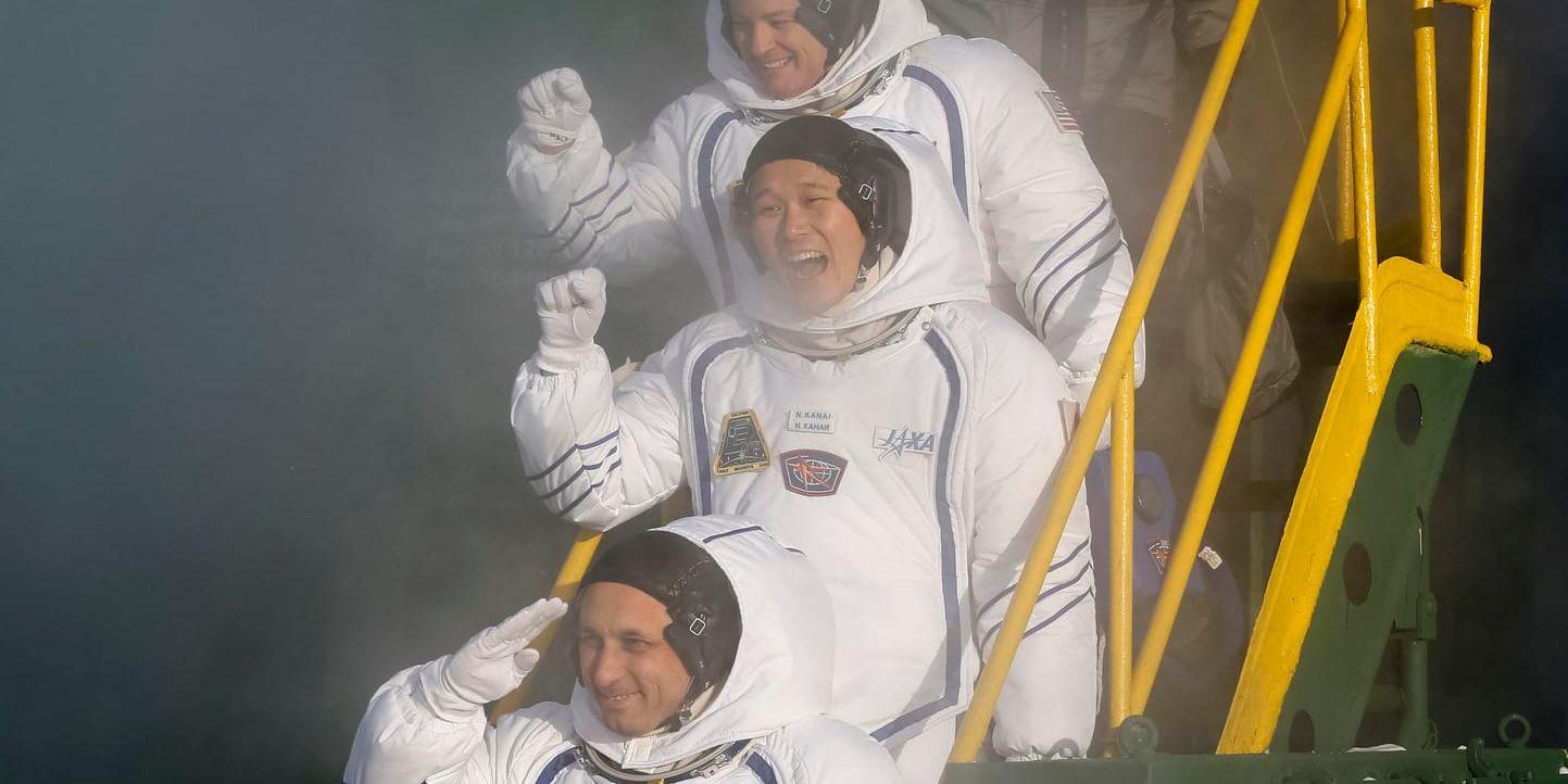 Nerifrån och upp: Anton Sjkaplerov, Norishige Kanai och Scott Tingle vinkar inför helgens avfärd till ISS.