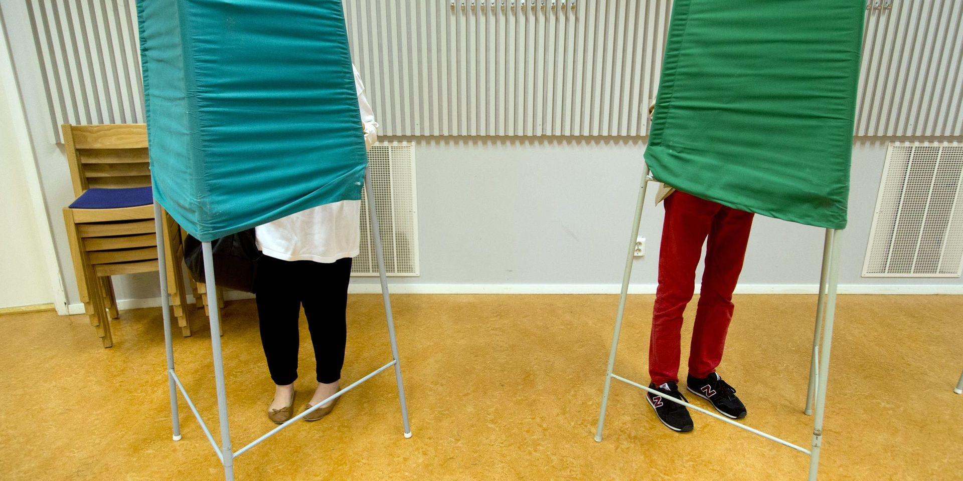 Röstning bakom skärmar. Foto Adam Ihse / TT 