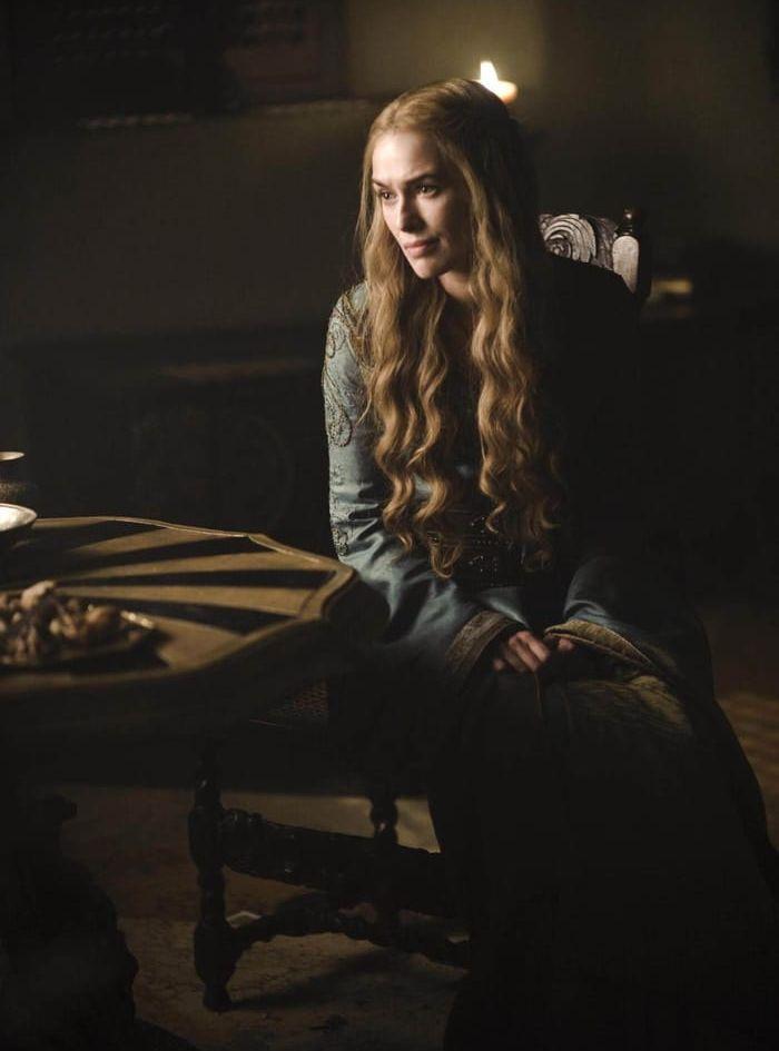 <strong>Cersei Lannister, Game of thrones.</strong>Vem kan vara vidrigare än Joffrey? Den som uppfostrade monstret såklart. Här har vi en ren och skär psykopat som saknar alla former av spärrar och njuter av att se andra plågas. Hon är listig och beräknande och bedriver ett maktspel där hon vill få det att framstå som att hon mest av allt bryr sig om sina barn och sin älskade bror/partner. Men vi vet ju att det är makten som är den största kärleken av alla. Ändå – vad vore Game of thrones utan fruktansvärda Cersei Lannister? Foto: Stella Pictures