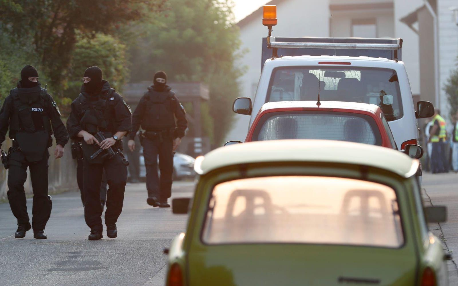 Tungt beväpnade specialstyrkor säkrade gatorna kring mannens bostad. Bild: Matthias Schrader AP Photo