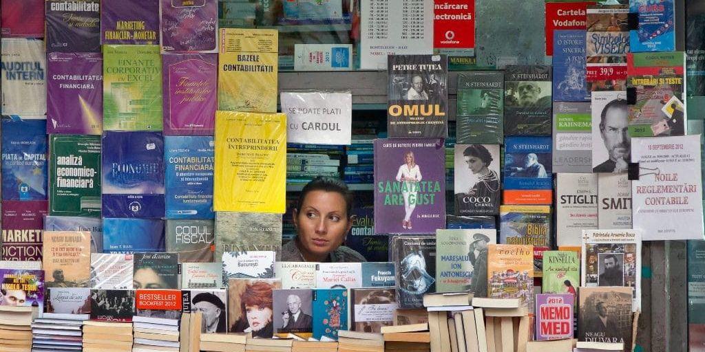 Skyltfönster i en bokhandel i Bukarest.