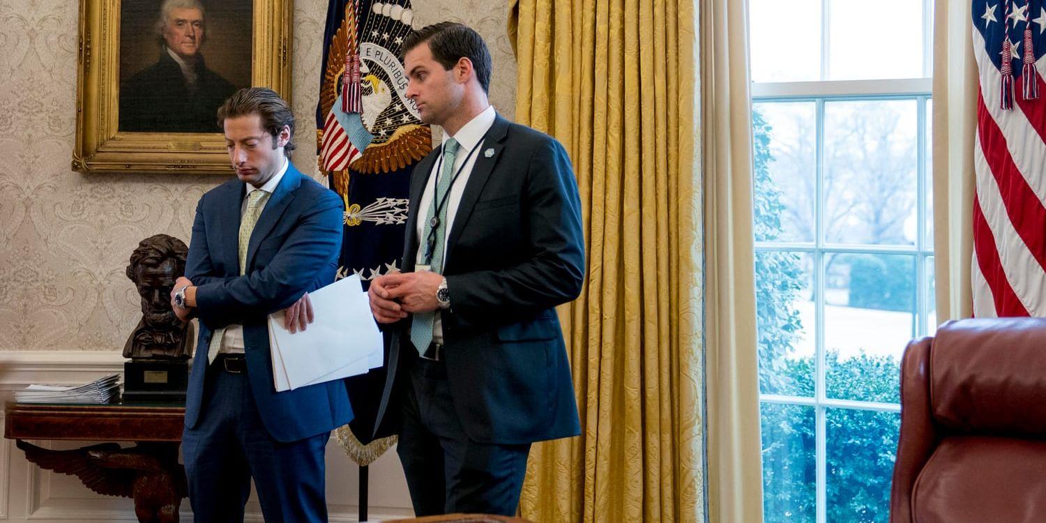 President Donald Trumps personlige assistent John McEntee, till höger på bilden, får sparken. Arkivbild.