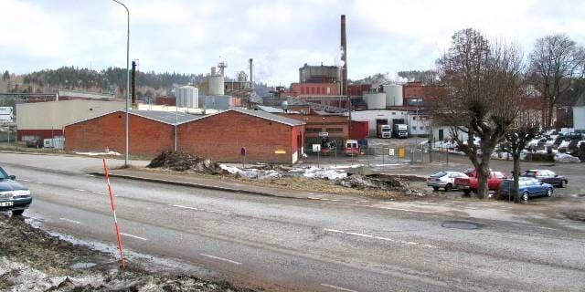 En man fick brännskador på kroppen vid arbete med varm pappersmassa på Munksjö Paper i Billingsfors.