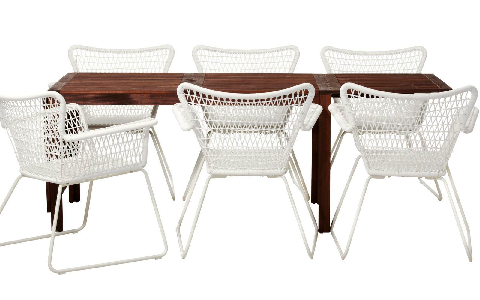 Det är snyggt att blanda ett mörkbrunt bord med vita stolar. Den här matgruppen heter Applarö/Högsten och kommer från Ikea, bord och sex karmstolar kostar 5 289 kronor. Foto: Ikea