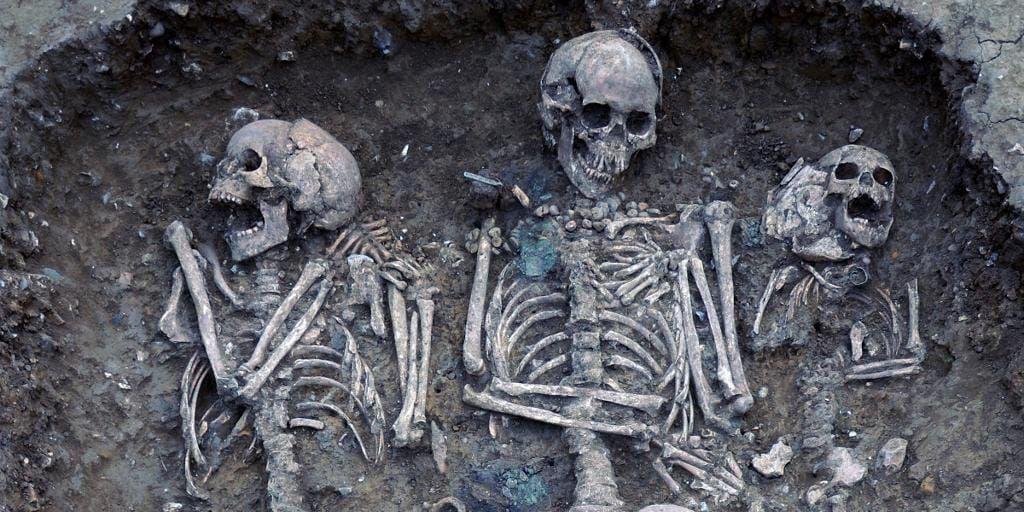 Dagens engelsmän har bara en tredjedel anglosaxiskt påbrå. Den slutsatsen drar forskare efter att ha analyserat ett antal skelett, däribland dessa tre figurer som låg i en grav nära Cambridge.