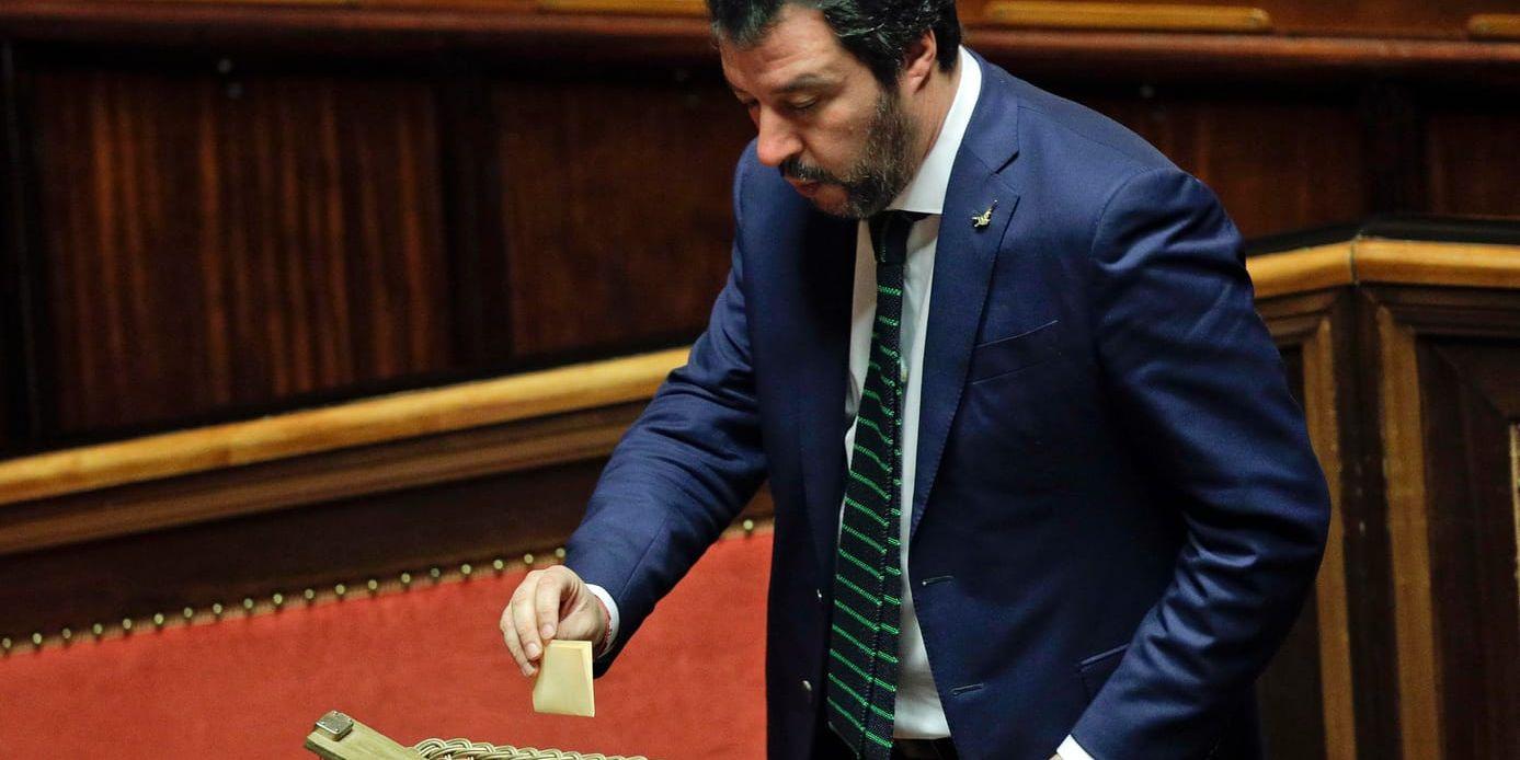 Lega-ledaren Matteo Salvini röstar i parlamentet på fredagen.