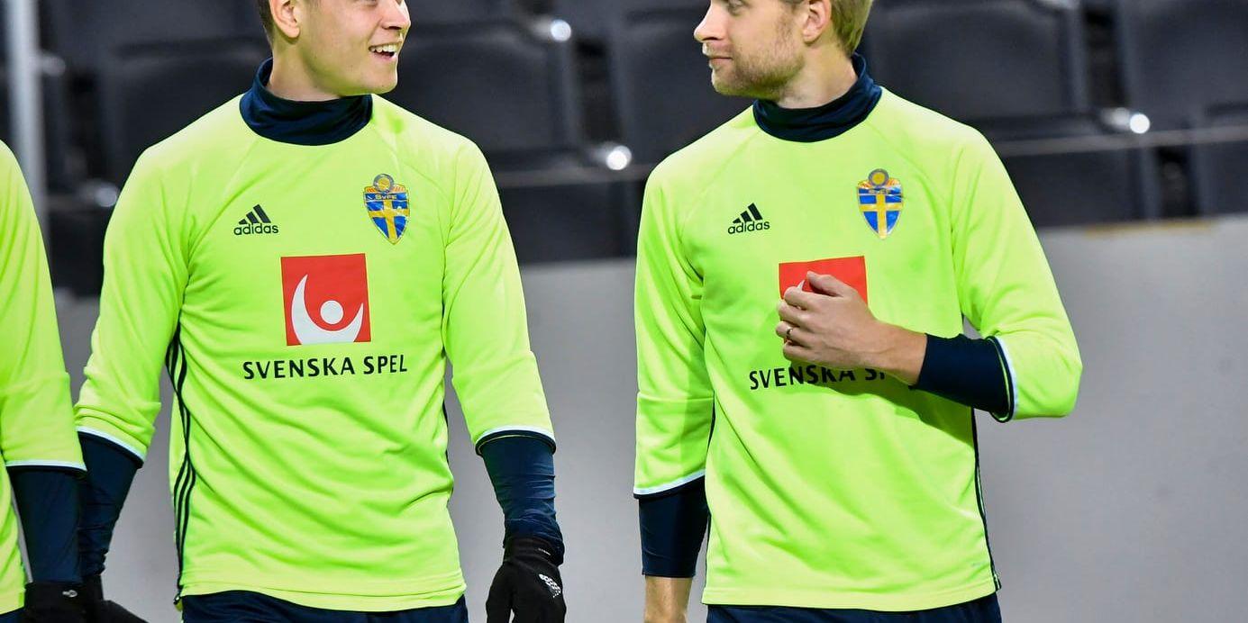 Johan Larsson, till höger, i samspråk med Viktor Claesson under landslagsträningen.