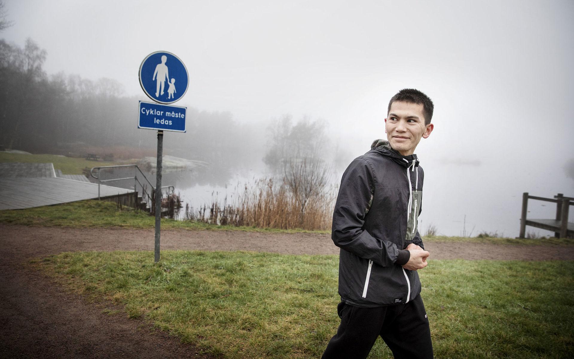 Trygg i Biskopsgården. Adam Miraszi börjar dagen med en joggingtur vid Svarte Mosse. Han trivs och känner sig mer trygg i Biskopsgården än i Hjällbo, där han bodde tidigare.