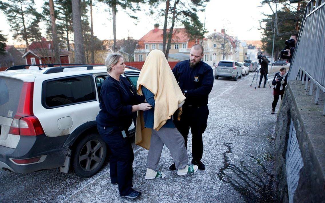 Den 17-årige pojke som varit anhållen misstänkt för mord på en 16-årig pojke i Gävle anländer till häktningen i Hudiksvalls tingsrätt på söndagen. FOTO: Mats Andersson