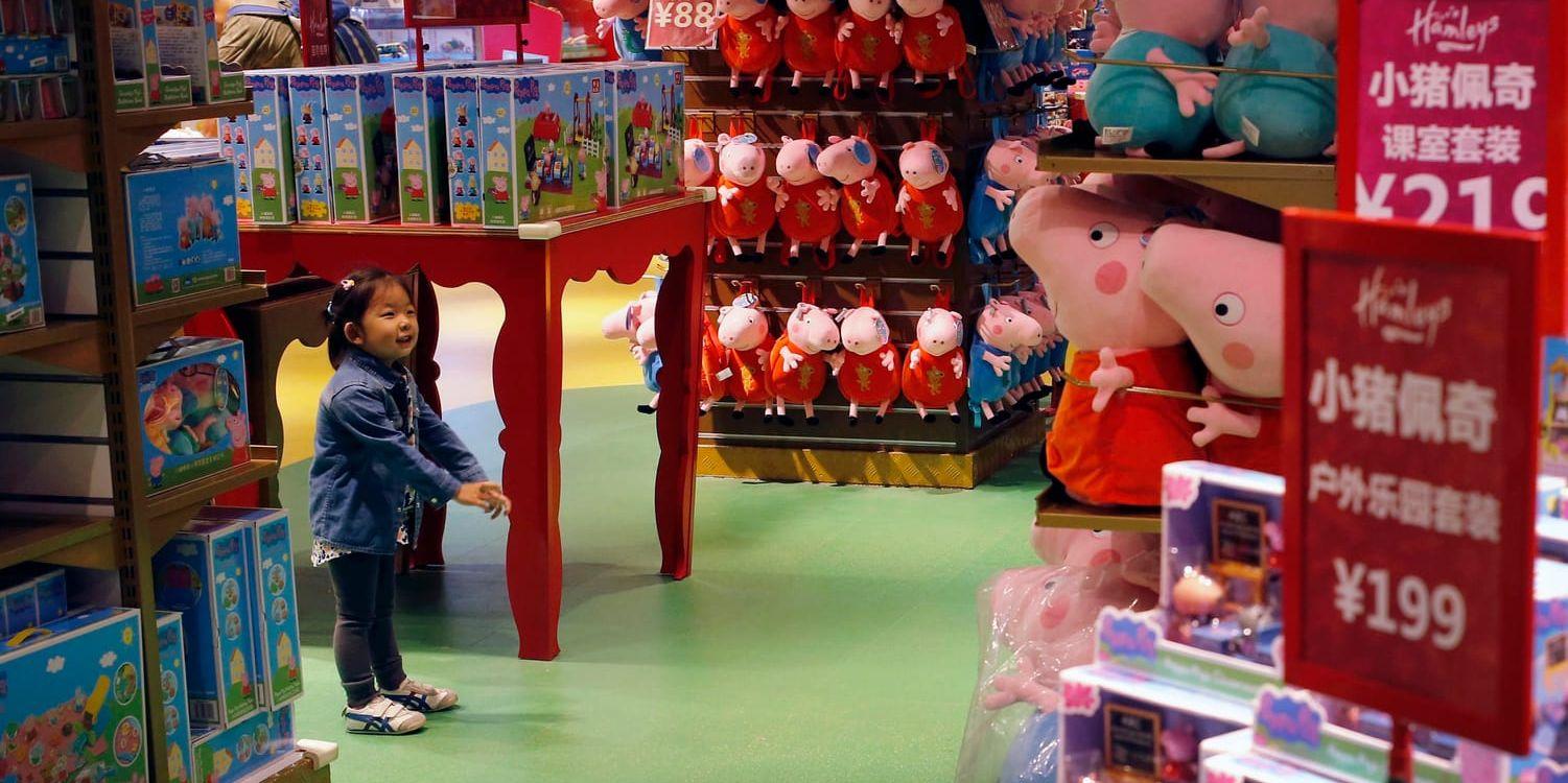 Ett barn kollar på Greta Gris-leksaker i en butik i Peking. Arkivbild.