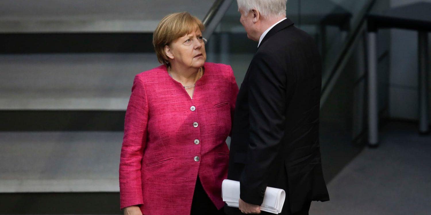 Tysklands förbundskansler Angela Merkel i samtal med inrikesminister Horst Seehofer. Arkivbild.