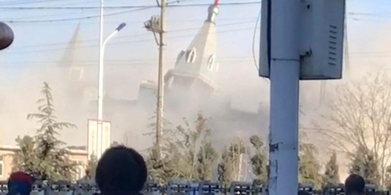 På denna stillbild ur en video ses hur Jindengtai-kyrkan störtar samman.