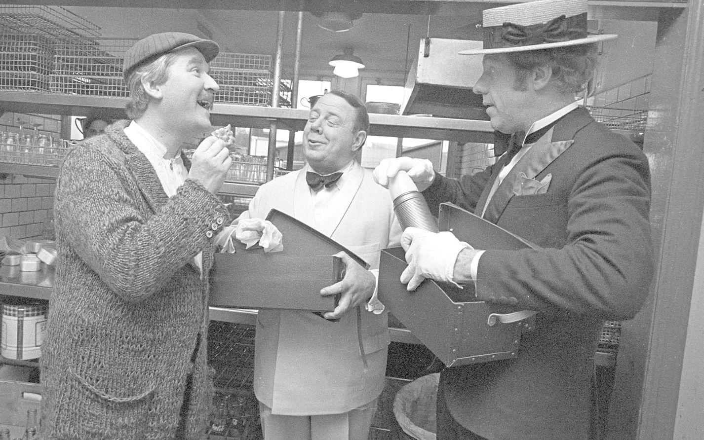 Första säsongen av "På spåret" sändes 1987. Då tog jazzmusikern Gunnar Svensson (i mitten på bilden) hem vinsten tillsammans med  Elisabeth Ohlén och Hans I Holm. Foto: TT