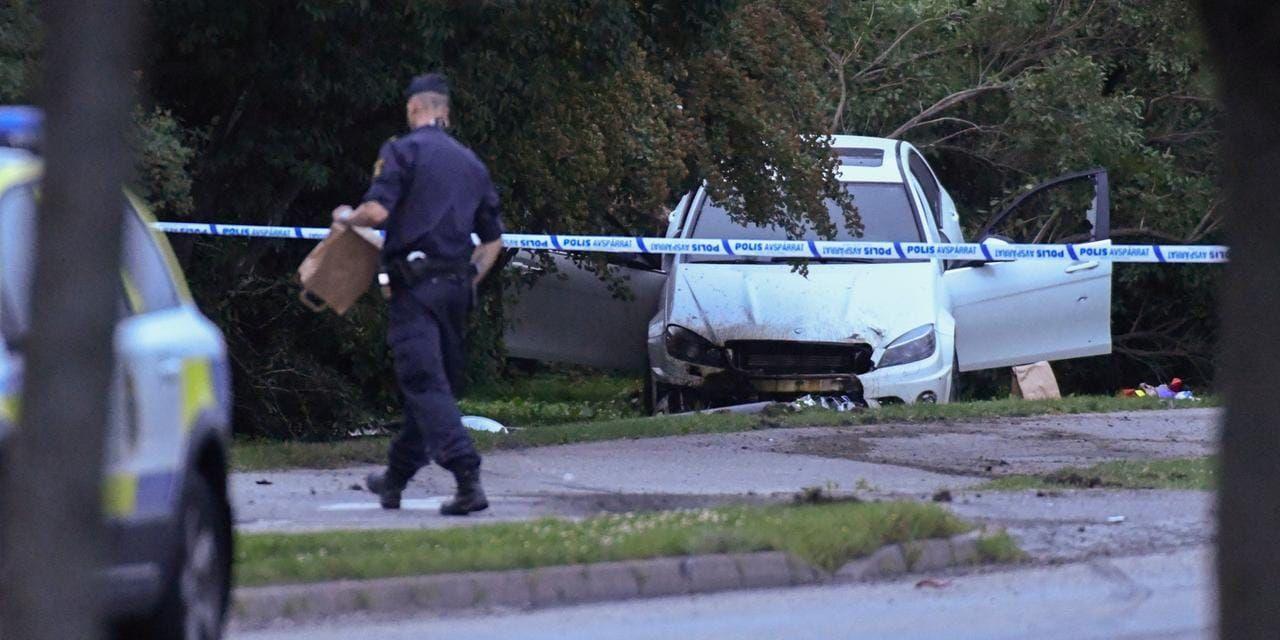 Polisen har spärrat av området runt en kraschad bil i närheten av Östberga. Den bilen har skotthål i dörren. Bild: Pontus Lundahl