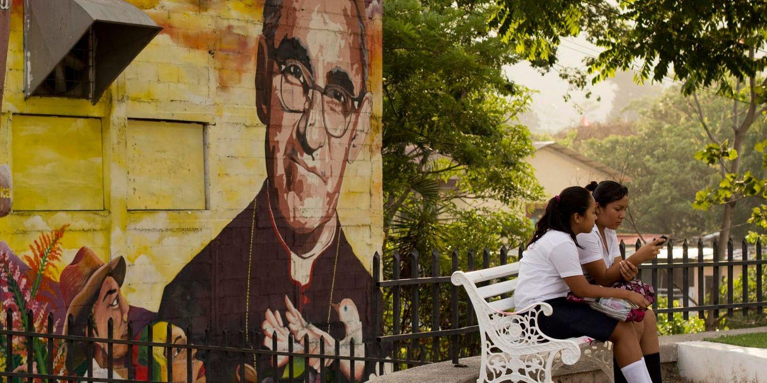Mordet på San Salvadors ärkebiskop Óscar Romero den 24 mars 1980 skakade det salvadoranska folket. Hans porträtt finns överallt i huvudstaden och förra året saligförklarades han av den katolska kyrkan. Arkivbild.