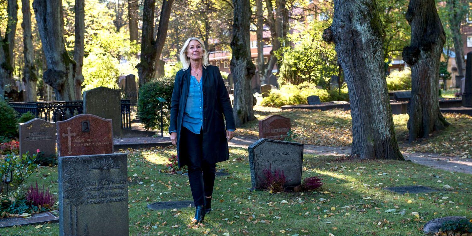 Begravningsentreprenören AnnaCarin Timgren noterar hur allt fler avstår från fasta gravplatser åt sina anhöriga och i stället väljer anonyma minneslundar eller strör deras aska för vinden.