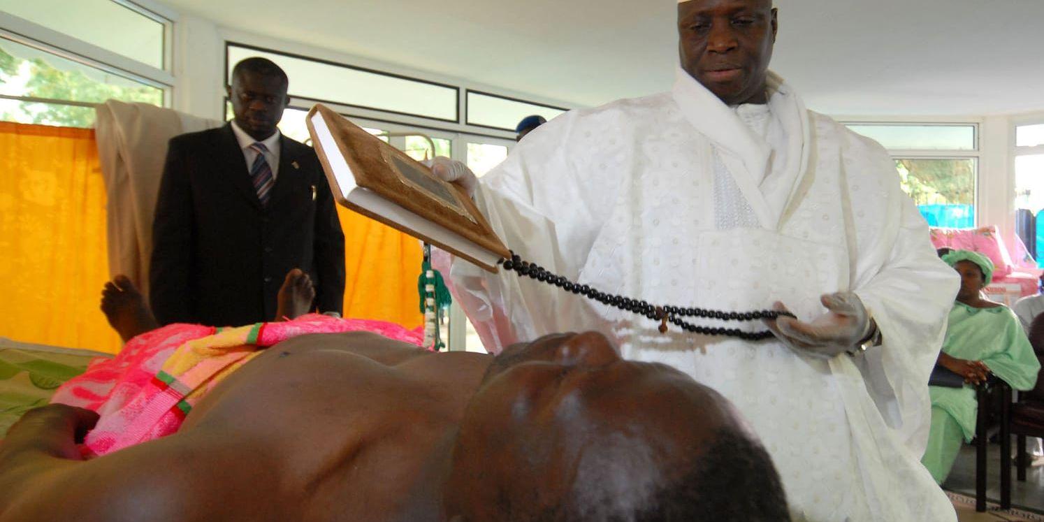 Gambias president Yahya Jammeh ger sin hemmagjorda medicin mot hiv till en patient i huvudstaden Banjul. Arkivbild.