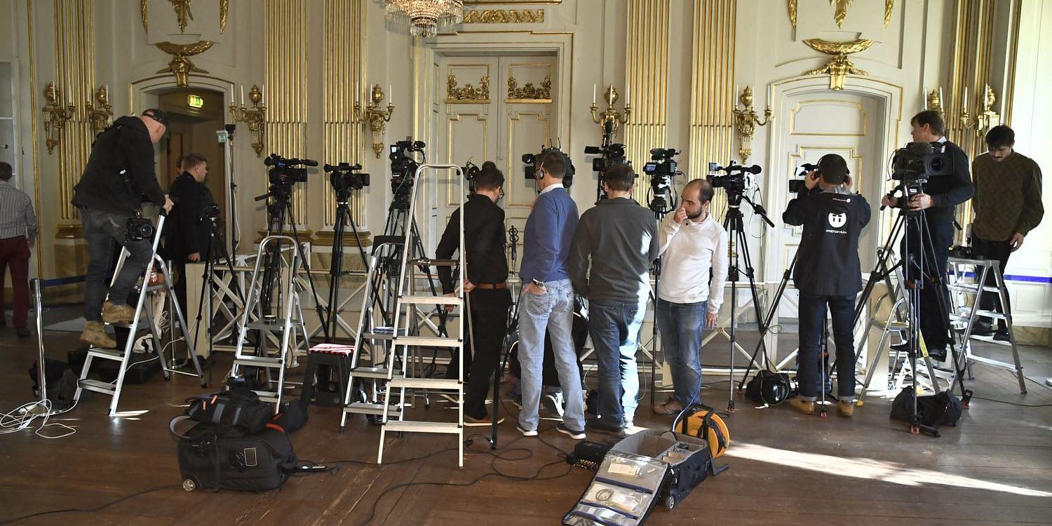 Journalister väntar på att Nobelpriset i litteratur 2017 ska tillkännages i Börssalen i Stockholm.
