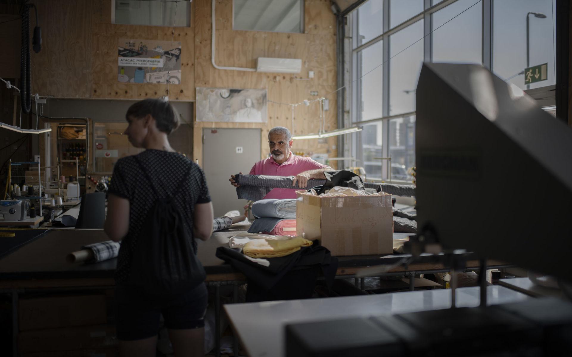 Mode på ön. Skräddaren Ali Barbar mäter upp tyg på syfabriken Atacac, som har sin bas på Ringön i Göteborg