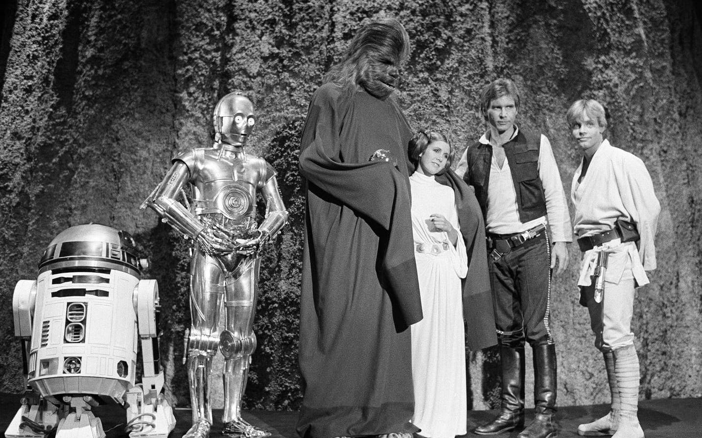 Carrie Fisher som Prinsessan Leia tillsammans med de andra klassiska karaktärerna i Star Wars. Arkivbild: TT
