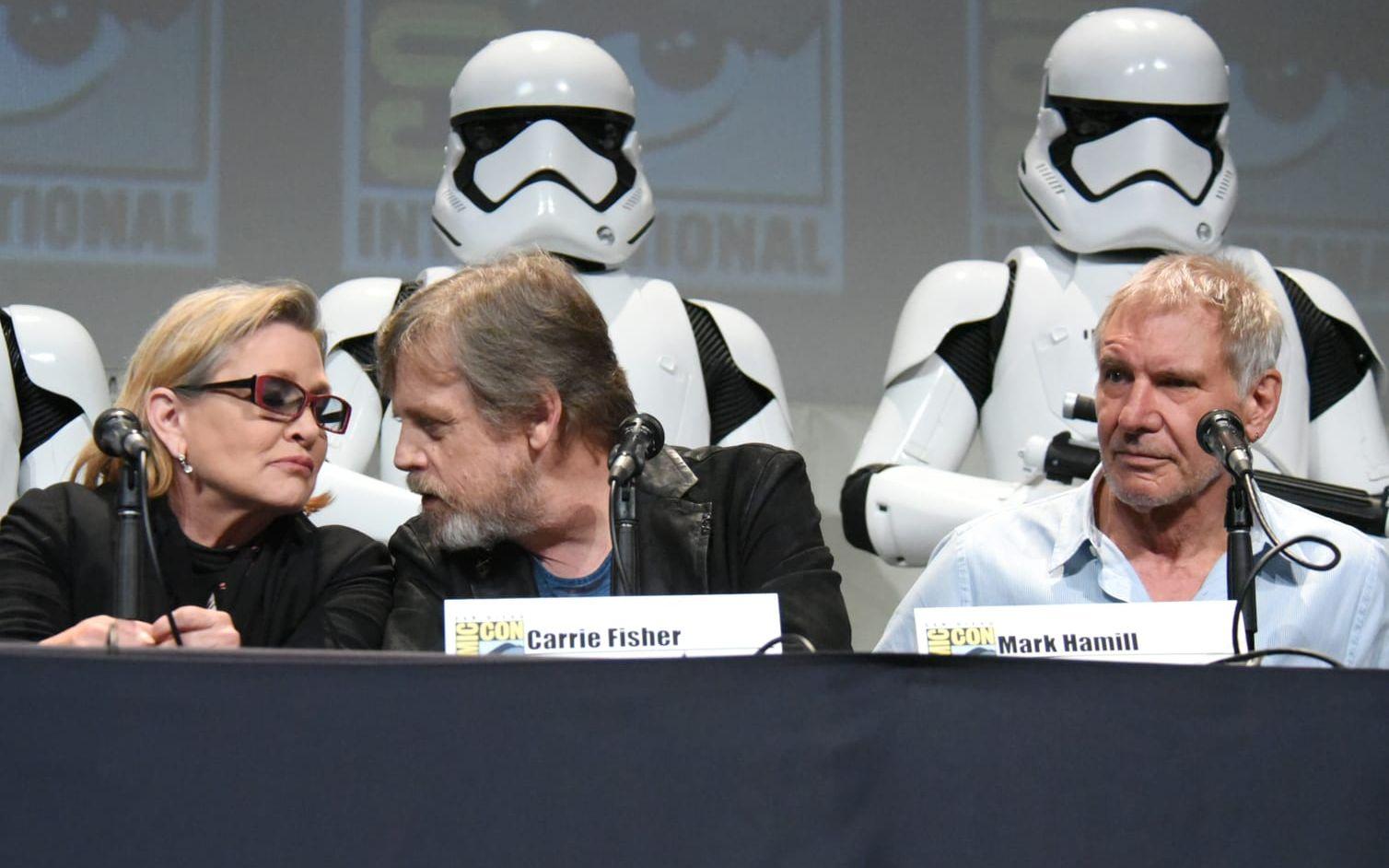Carrie Fisher, Mark Hamill och Harrison Ford i ett panelsamtal på konventet Comic Con 2015. Bild: TT