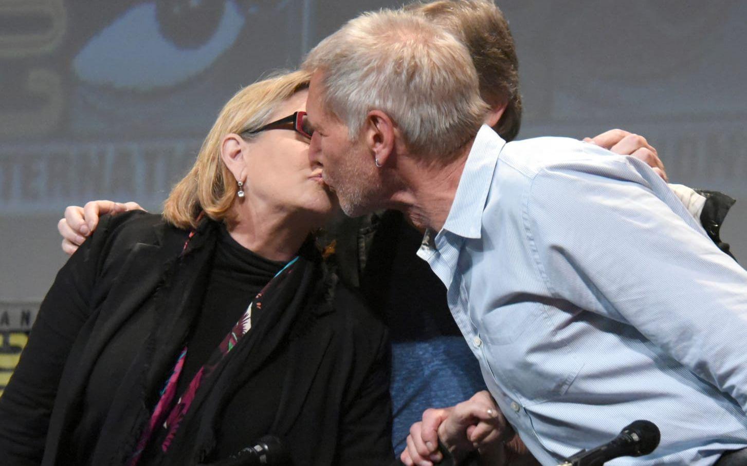 Carrie Fisher och Harrison Ford på konventet Comic Con 2015. I sin nyutkomna biografi "The Princess Diarist" berättade hon att de två haft en romans under inspelningen av Star Wars-filmerna. Bild: TT
