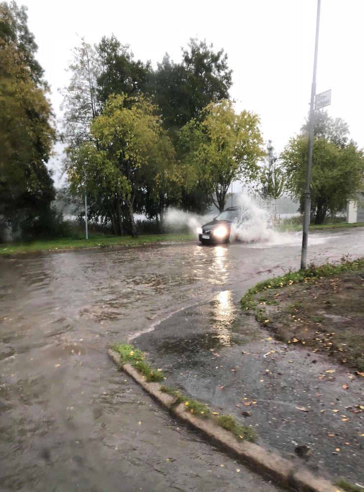 Vägarna i Alingsås svämmades över efter ett regnoväder på fredagen.