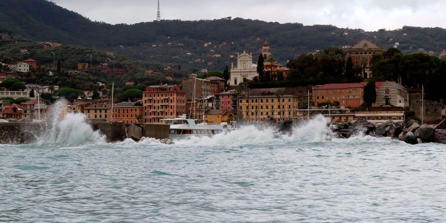 Vägen mellan kuststäderna Portofino och Santa Margherita Ligure har förstörts av de kraftiga regnen.