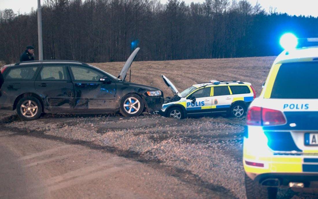 En polisbil och en personbil krockade i en rondell i Björndalen på onsdagen. Två poliser fördes till sjukhus.