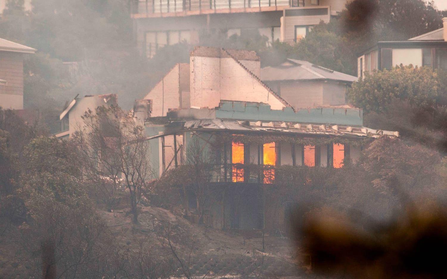 Även om Knysna är värst drabbat, har invånare i ett flertal andra områden evakuerats på grund av bränderna, däribland boende i Plettenburg Bay. Bild: TT