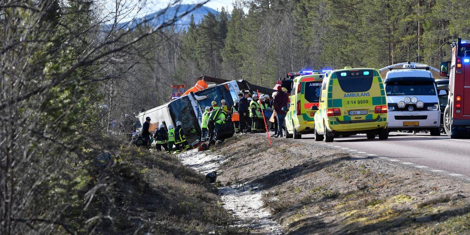 Räddningstjänst och ambulans på platsen där en allvarlig bussolycka inträffade på E45 mellan Sveg och Fågelsjö i Härjedalen förra året.