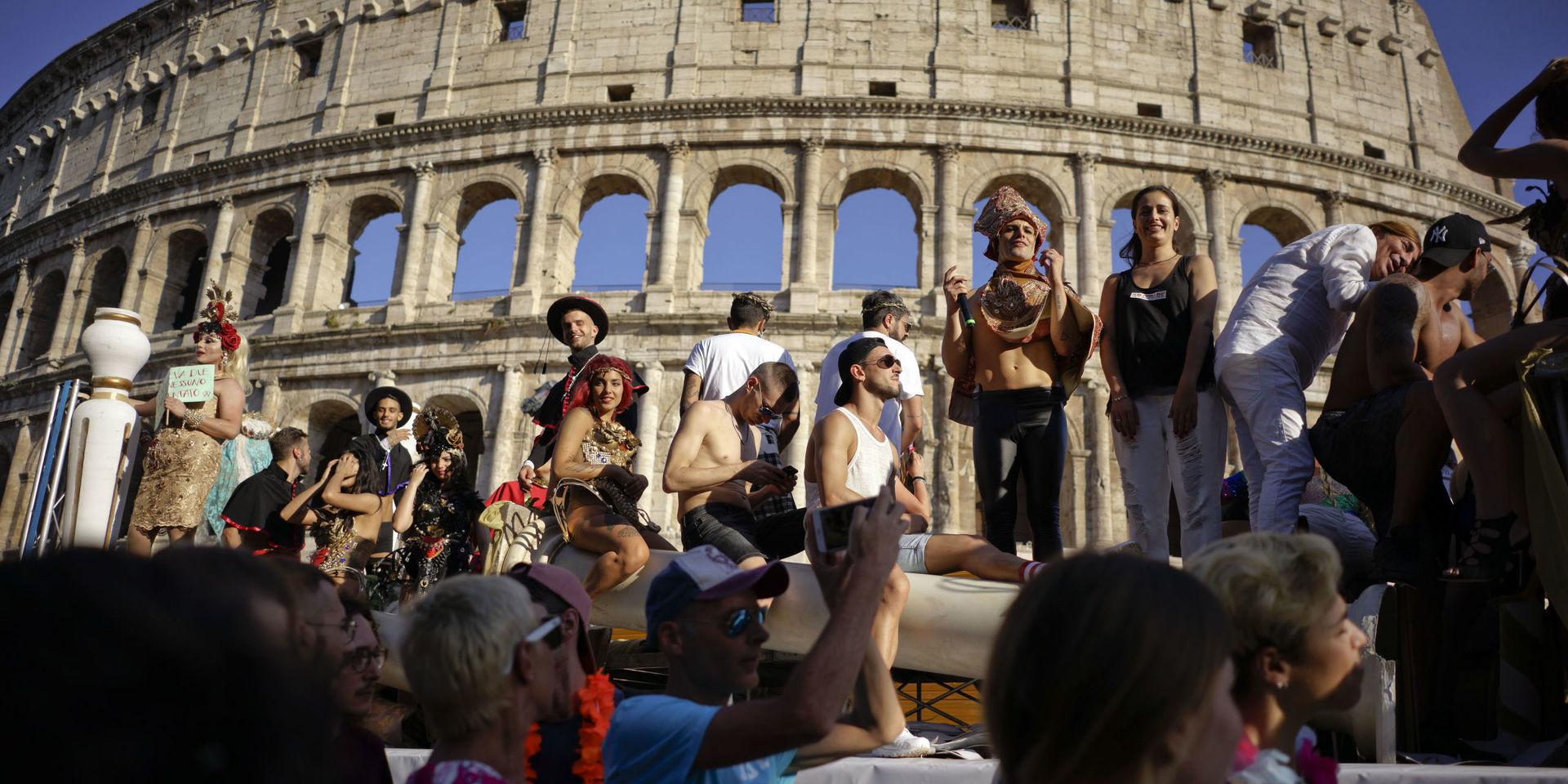 Den årliga Prideparaden i Rom passerar förbi Colosseum. 