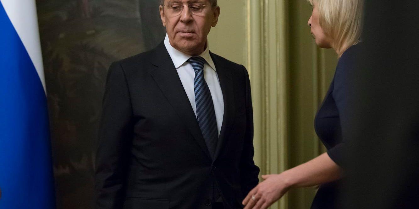 Rysslands utrikesminister Sergej Lavrov (till vänster) lyssnar på ryska utrikesdepartementets talesperson Maria Zakharova. Arkivbild.