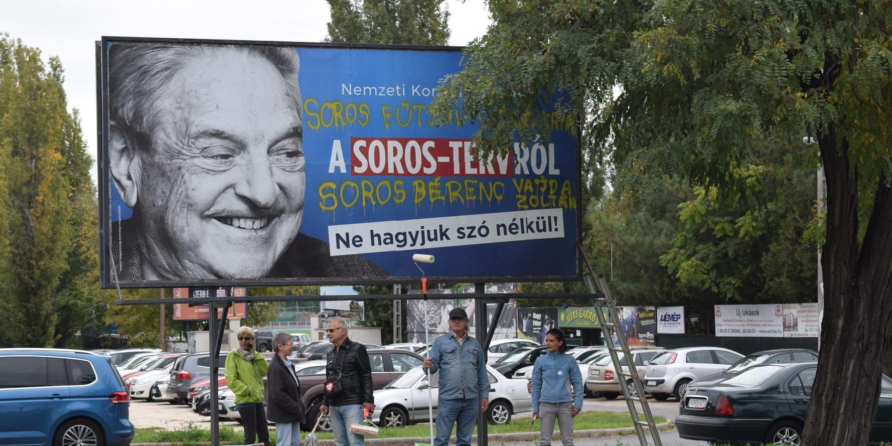 En valaffisch med den ungerskfödde miljardären och filantropen George Soros. Premiärminister Viktor Orbán har regelbundet attackerat Soros under sin valkampanj.