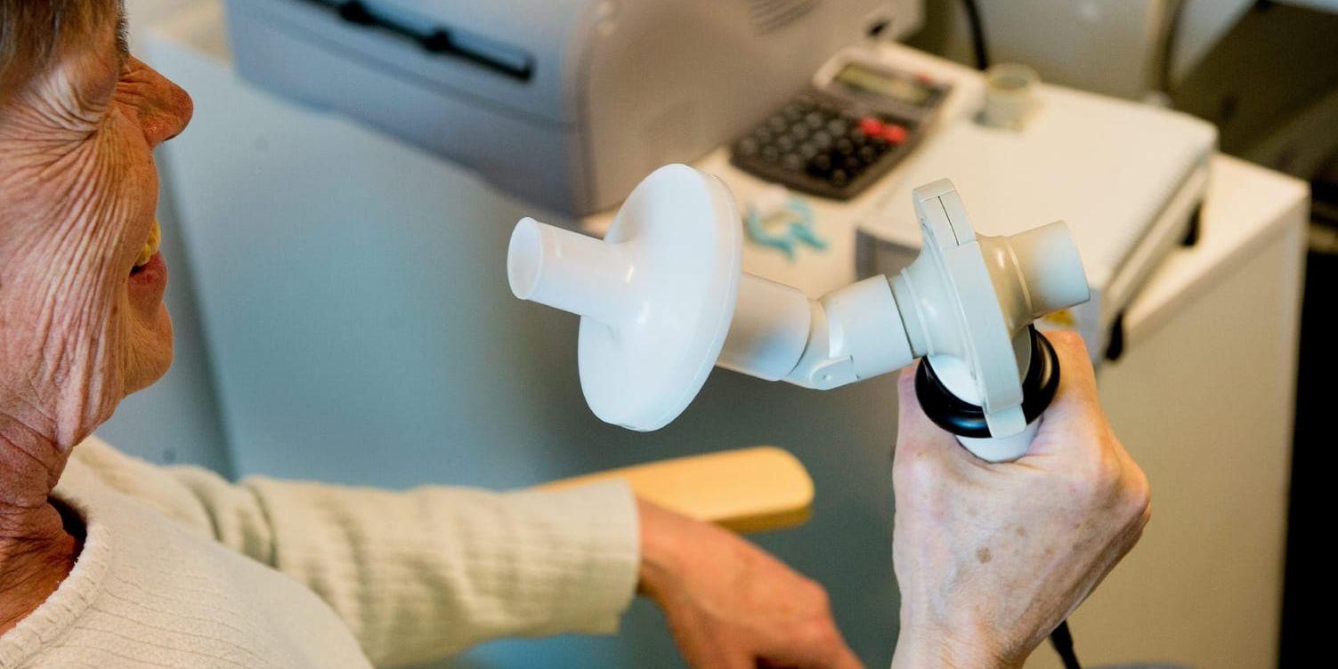 Spirometri. Nära 3 000 personer årligen dör i KOL och dödligheten ökar, men det är inte bara rökare som drabbas. Tidig upptäckt är avgörande och ett enkelt test med spirometri bör införas rutinmässigt i primärvården, på både friska och sjuka personer, skriver debattörerna.