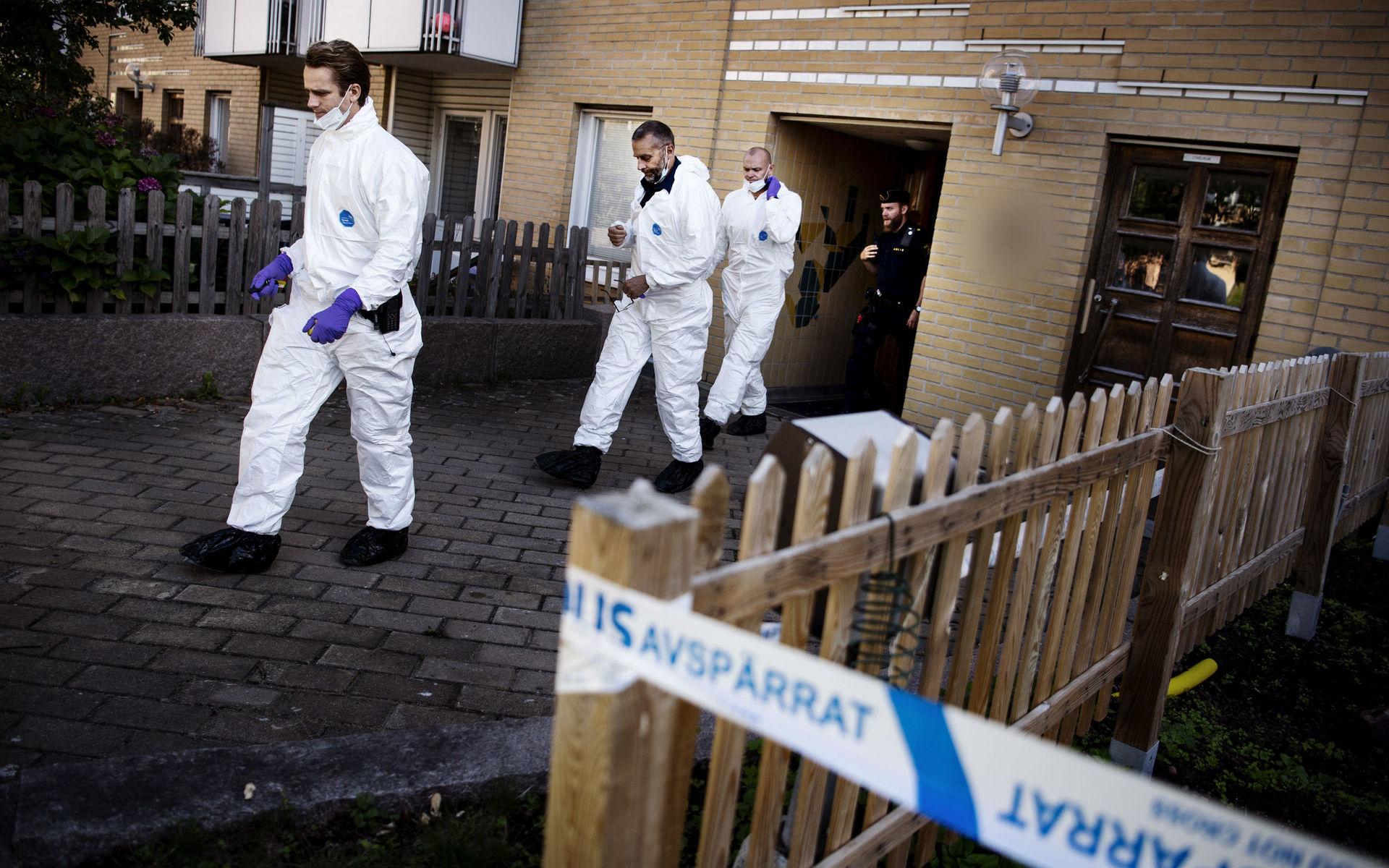Polis och tekniker kommer ut ur lägenheten. Misstänkt trippelmord i Tynnered, Göteborg